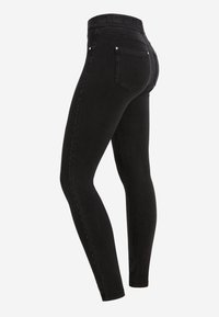 Jeans ajustados de mezclilla negra con cintura alta, que cuentan con dos bolsillos traseros y una textura suave y elástica. Terminados con remaches en tono plateado.