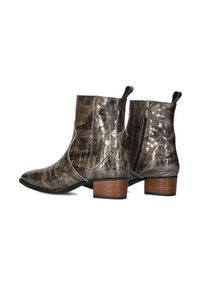 Crocodillenpatroon enkelbooties in metallic grijs, met een spitse neus, een zijrits en een blokhouten hak voor stabiliteit.