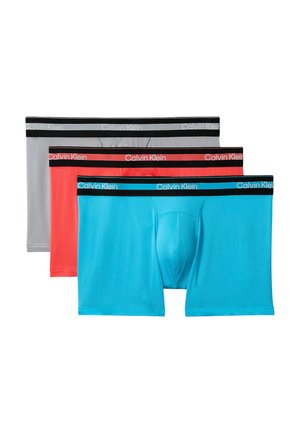 Trzy pary męskich bokserek w kolorach niebieskim, czerwonym i szarym z czarnymi paskami w talii z logo Calvin Klein w kontrastowych kolorach.