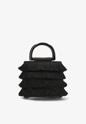 Bolso negro con textura de flecos en capas y mango rígido curvado, sobre un fondo blanco liso.