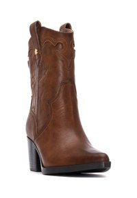 Botas de vaquero de cuero marrón con un tacón alto. Presenta costuras decorativas y recortes, textura suave y un diseño de punta redonda.