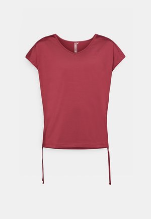 T-shirt rosso a maniche corte con scollo a V, dotato di un emblema regolabile per una vestibilità personalizzabile. Tessuto liscio e materiale leggero.