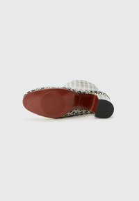Chie Mihara MANU - Botines de cuña - black