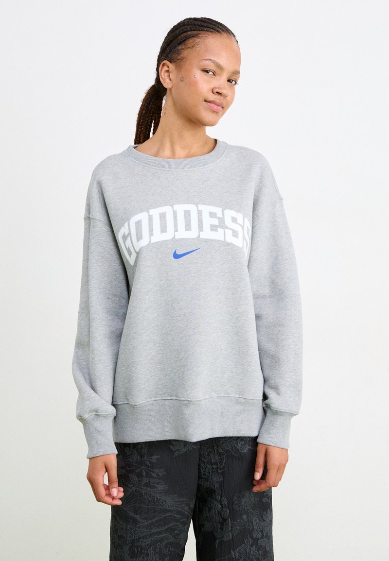 Grijze sweatshirt gemaakt van een katoenmix met brede boorden en een geribbelde zoom. Heeft gedurfde witte tekst "GODDESS" en een blauwe Nike swoosh logo.