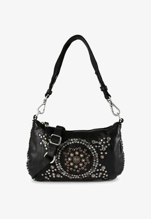 Schwarze Ledertasche mit einem kreisförmigen Muster aus metallischen Verzierungen. Ausgestattet mit einem verstellbaren Riemen und Reißverschluss. Strukturierte Oberfläche.