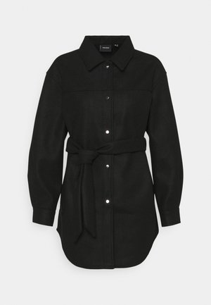 Schwarzes, langärmliges Hemdkleid mit Kragen, vorderem Knopfverschluss und einem gebundenen Gürtel in der Taille, vor einem weißen Hintergrund.