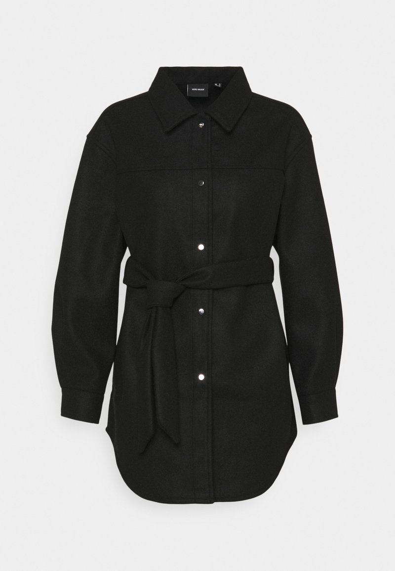 Vestito camicia nero a maniche lunghe con colletto, chiusura frontale con bottoni e cintura annodata in vita, su sfondo bianco.