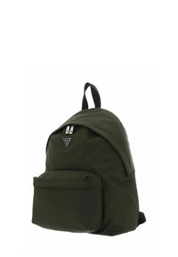 Sac à dos vert foncé avec une poche zippée à l'avant, une poignée noire sur le dessus, et un écusson avec le logo Guess sur le panneau supérieur avant.