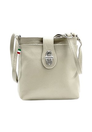 Cremfarbene Lederhandtasche mit strukturiertem Finish, silberner Hardware, einem Druckverschluss und einem verstellbaren Tragegurt. Enthält einen kleinen italienischen Flaggenanhänger.