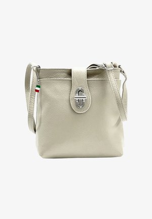 Roomwitte leren handtas met een gestructureerde afwerking, zilverkleurige hardware, een klep sluiting en een verstelbare schouderband. Inclusief een klein charme van de Italiaanse vlag.