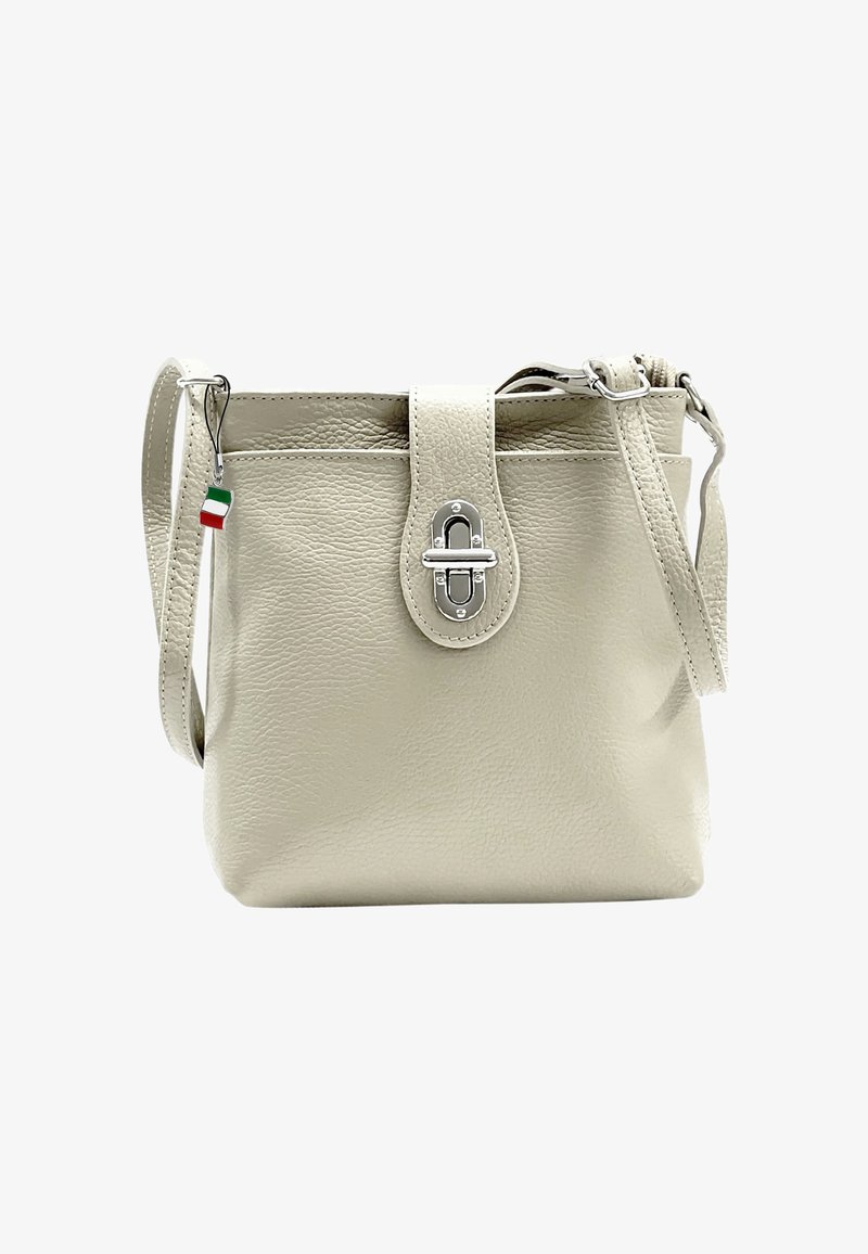 Cremfarbene Lederhandtasche mit strukturiertem Finish, silberner Hardware, einem Druckverschluss und einem verstellbaren Tragegurt. Enthält einen kleinen italienischen Flaggenanhänger.