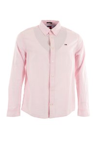 Camisa de botón de manga larga en rosa claro, confeccionada con una tela de textura suave. Presenta un cuello, botones blancos y un pequeño logo en el pecho.