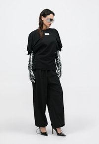 MM6 Maison Margiela Paprasti marškinėliai - black