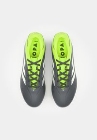 Schwarze und neongrüne Fußballschuhe verfügen über ein schlankes Design, eine strukturierte Oberfläche, weiße Streifen und schwarze Schnürsenkel für einen sicheren Sitz.