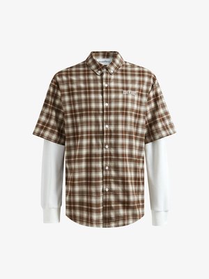 Braun- und cremefarbendes Karomuster kurzärmliges Hemd mit Knopfleiste und weißem langärmligen Unterhemd. Besitzt ein Markenetikett in der Nähe der Brust.