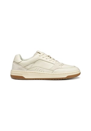 Baskets pour hommes en cuir et daim beige clair avec une semelle en caoutchouc. Présentent une finition lisse, un col rembourré et des accents perforés sur les côtés.