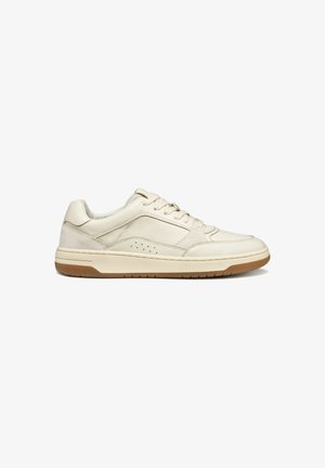 Sneaker da uomo in pelle e scamosciato off-white con suola in gomma. Presenta una finitura liscia, colletto imbottito e accentuazioni laterali perforate.