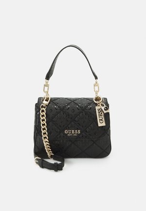 Sac à main noir Guess avec motif matelassé, chaîne dorée et logo, poignée courte et bandoulière amovible.