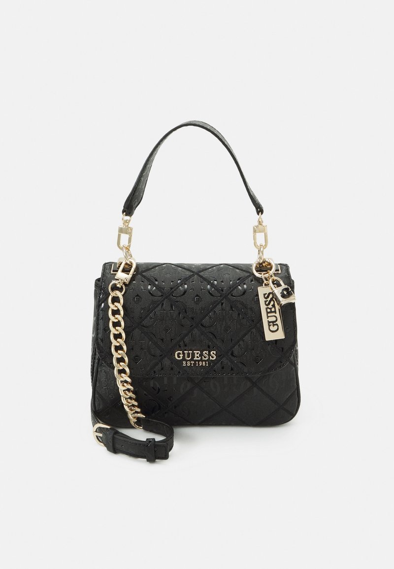 Sac à main noir Guess avec motif matelassé, chaîne dorée et logo, poignée courte et bandoulière amovible.