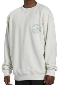 Felpa grigia chiara realizzata in tessuto morbido, con scollatura rotonda e piccolo logo colorato sul petto. Vestibilità comoda con polsini a coste.