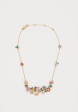 Collier chaîne en or avec petits charms fleurs multicolores et accents de feuilles vertes espacés le long de la chaîne.