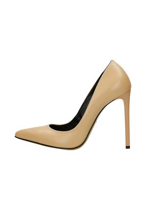 Scarpa con tacco a spillo alto in pelle beige con punta appuntita, fodera interna nera, mostrata di profilo destro su sfondo bianco.