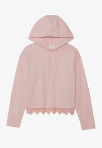 Růžová zkrácená mikina s kapucí, krajkovým lemem na spodním okraji a dlouhými rukávy. Vyrobena z měkkého materiálu s jemnou texturou.