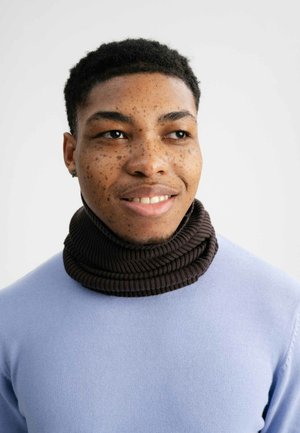 Brauner Baumwollkragenwärmer mit gerippter Textur, getragen über einem hellblauen Pullover, mit einer enganliegenden Passform und glatter Oberfläche.