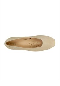 Ballerine in suede beige con punta arrotondata, tomaia testurizzata e soletta imbottita con perforazioni per la traspirabilità. Etichetta del marchio visibile.