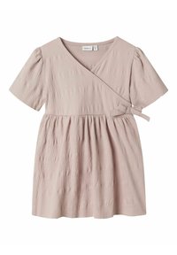 Robe enveloppante rose pâle avec de courtes manches bouffantes, tissu texturé, un nœud à la taille et une jupe évasée pour un look décontracté.