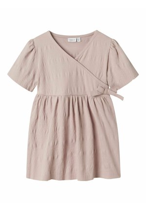 Robe enveloppante rose pâle avec de courtes manches bouffantes, tissu texturé, un nœud à la taille et une jupe évasée pour un look décontracté.