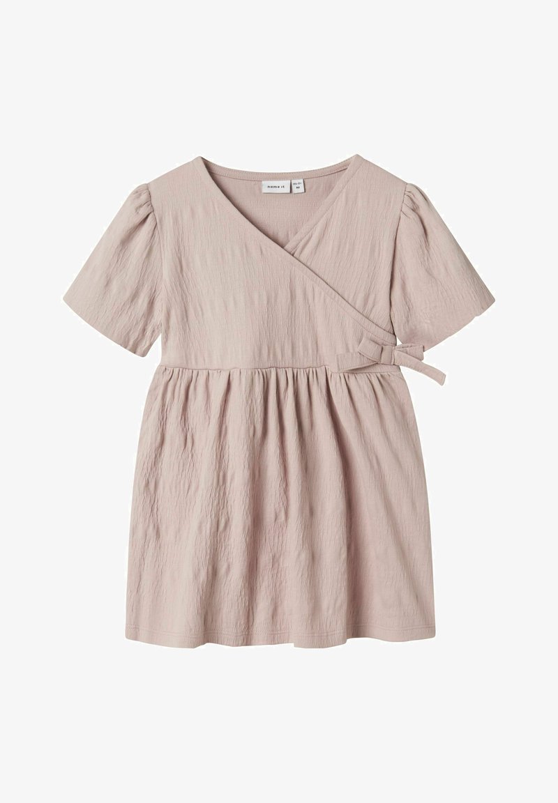 Jasnoróżowa sukienka o kroju owijanym z krótkimi bufkami, z teksturowanej tkaniny, z wiązaniem w talii i rozkloszowanym dołem, zapewniająca luźny fason.