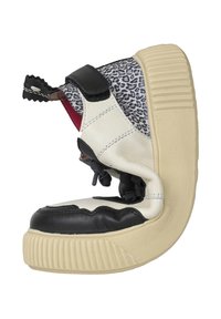 Sneaker bianco e nero con fondo strutturato. Presenta una stampa leopardata e una cinturino nero, con lacci nella parte anteriore per una vestibilità sicura.