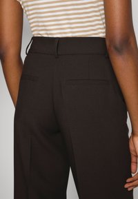 Selected Femme SLFRITA WIDE PANT - Calças - coffee bean