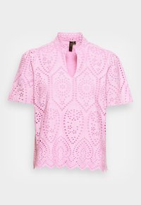Blusa rosa chiaro con collo alto, maniche corte e dettagli a occhiello con motivi floreali e orlo scallop.