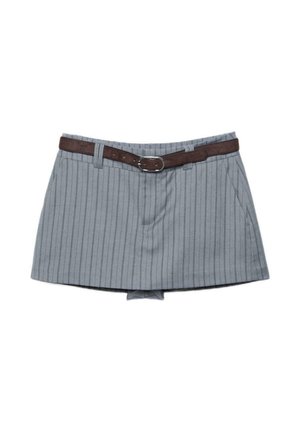 Grijze mini-rok met krijtstreep en een bruine riem, voorzien van lussen en een zijzak, weergegeven op een witte achtergrond.