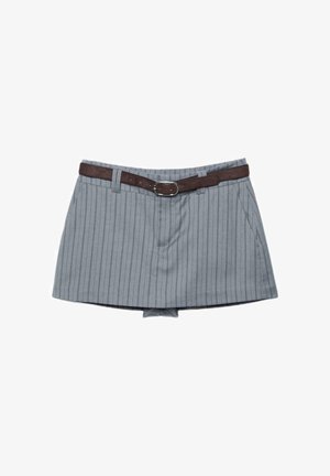 Grijze mini-rok met krijtstreep en een bruine riem, voorzien van lussen en een zijzak, weergegeven op een witte achtergrond.