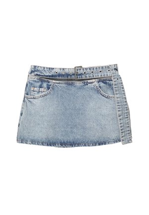 Gonna mini in denim blu con vita aderente, passanti per cintura e tasche frontali. Presenta orlo grezzo e texture sbiadita con dettagli di cucitura.