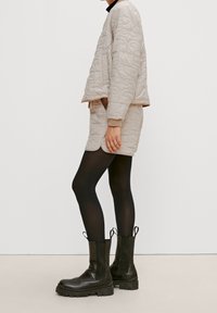 comma casual identity Bomberjacks - sand