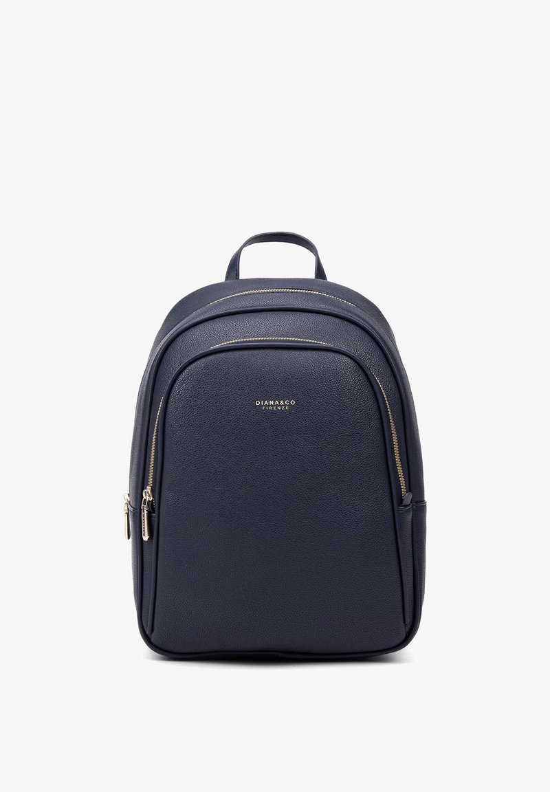 Sac à dos en simili cuir bleu marine avec une forme structurée, des compartiments à double fermeture éclair, des accessoires en métal doré et une poignée supérieure pour le transport.