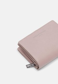 Roze-lavendel leren portemonnee met een gestructureerde afwerking, voorzien van een zilverkleurige ritsen en een geperst merknaam aan de voorkant.