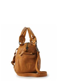 Leren handtas in tan met een ronde vorm, dubbele handvatten aan de bovenkant, een verstelbare schouderband en zichtbare ritsdetails. Gelaagde textuur met stikselaccenten.