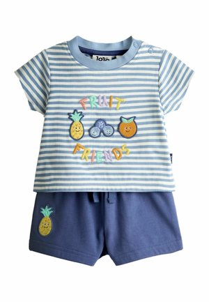 Ubranko dla niemowlaka z niebiesko-białą koszulką w paski na krótki rękaw z postaciami owoców i napisem „Fruit Friends”, zestawione z niebieskimi szortami z naszywką ananasa.