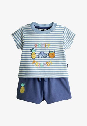 Ubranko dla niemowlaka z niebiesko-białą koszulką w paski na krótki rękaw z postaciami owoców i napisem „Fruit Friends”, zestawione z niebieskimi szortami z naszywką ananasa.