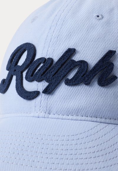 Ανοιχτό μπλε καπέλο baseball με σκούρα μπλε υφασμάτινη κεντητική που γράφει "Ralph" στο μπροστινό πάνελ.