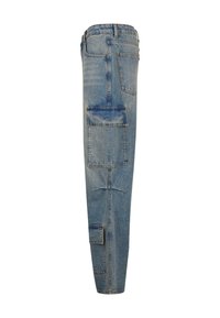 Pantaloni cargo din denim de culoare bleu deschis, cu multiple buzunare aplicate, talie înaltă și design drept. Prezintă secțiuni decolorate pentru o textură suplimentară.