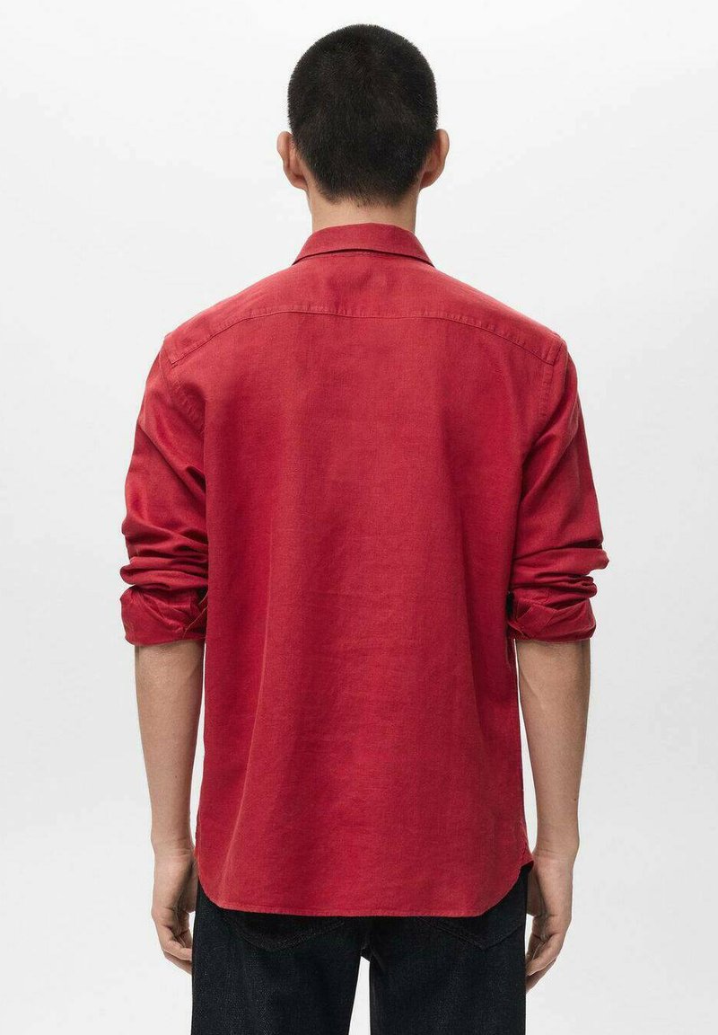 Rotes Baumwollhemd mit langen Ärmeln, Knopfleiste am Kragen und hochgekrempelten Manschetten. Glatte Textur, legerer Schnitt und abgerundeter Saum. Rückansicht.