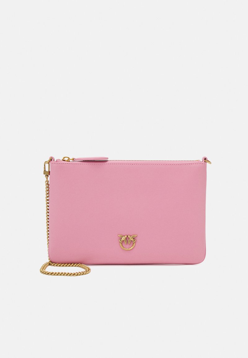 Clutch bag in pelle rosa con una texture liscia, tracolla in catena dorata e un logo decorativo. Presenta una chiusura superiore con zip e una forma rettangolare sottile.