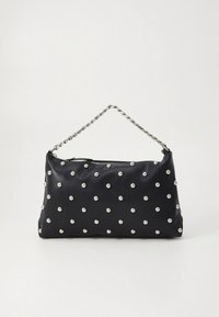 Bolso negro hecho de material liso, con adornos de tachuelas plateadas y una correa de cadena plateada torcida. Forma rectangular con cierre de cremallera.