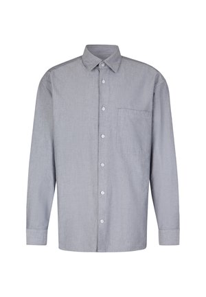 Chemise à manches longues boutonnière en tissu gris clair, dotée d'un col classique, d'une poche à l'avant et d'une fermeture à boutons. Texture lisse avec un design minimal.